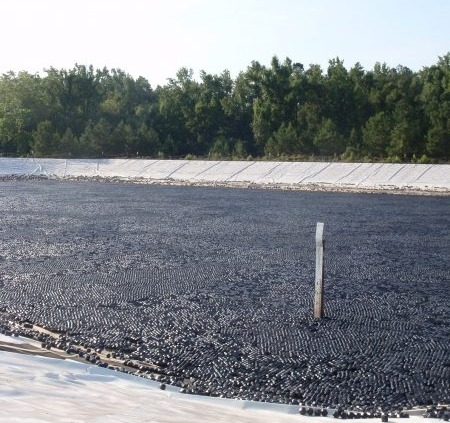 جلوگیری از تبخیر مایعات در استخرها به کمک کاورهای شناور